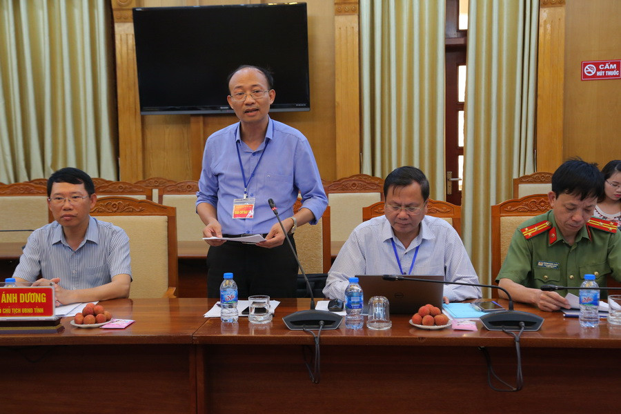 Ông Trần Tuấn Nam - Giám đốc Sở GD&ĐT báo cáo các công tác chuẩn bị thi tại Cụm thi số 18 - Sở GD&ĐT Bắc Giang Ông Trần Tuấn Nam - Giám đốc Sở GD&ĐT báo cáo các công tác chuẩn bị thi tại Cụm thi số 18 - Sở GD&ĐT Bắc Giang