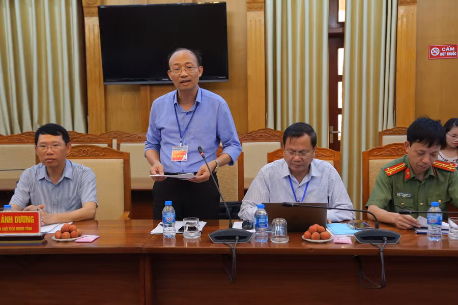 Ông Trần Tuấn Nam - Giám đốc Sở GD&ĐT báo cáo các công tác chuẩn bị thi tại Cụm thi số 18 - Sở GD&ĐT Bắc Giang Ông Trần Tuấn Nam - Giám đốc Sở GD&ĐT báo cáo các công tác chuẩn bị thi tại Cụm thi số 18 - Sở GD&ĐT Bắc Giang