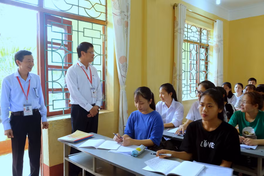 Thứ trưởng Lê Hải An động viên, khích lệ tinh thần học sinh tại Trường THPT Phương Sơn trước thềm kỳ thi THPT quốc gia năm 2019 Thứ trưởng Lê Hải An động viên, khích lệ tinh thần học sinh tại Trường THPT Phương Sơn trước thềm kỳ thi THPT quốc gia năm 2019