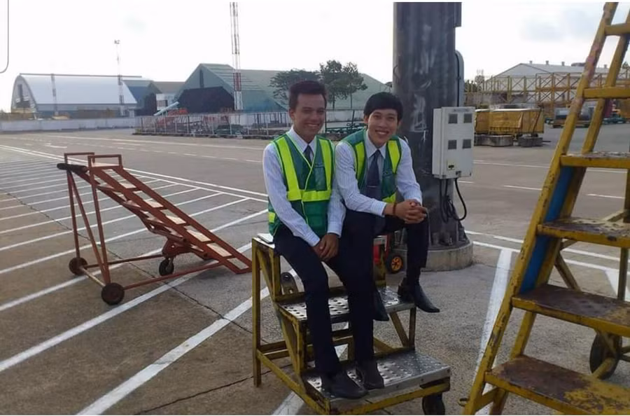 Hoàng Long (phải) khi còn làm nhân viên phục vụ mặt đất tại sân bay Tân Sơn Nhất.