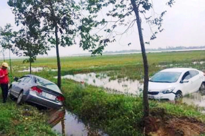 Hai xế hộp "bay" xuống ruộng lúa như phim hành động