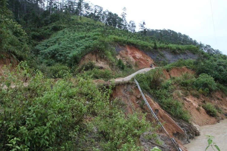 Đường DH 83 sạt lở, “hở hàm ếch” gây nguy hiểm cho người tham gia giao thông.