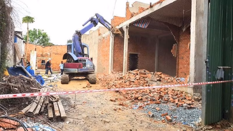 Cưỡng chế, tháo dỡ nhà xây trái phép tại TPHCM.