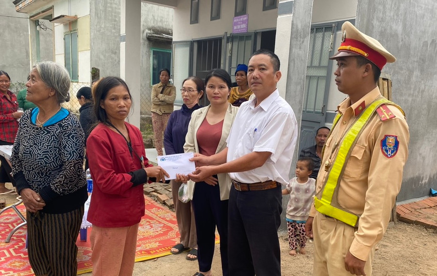 Ban An toàn giao thông tỉnh Kon Tum động viên, hỗ trợ gia đình các nạn nhân. Ban An toàn giao thông tỉnh Kon Tum động viên, hỗ trợ gia đình các nạn nhân.