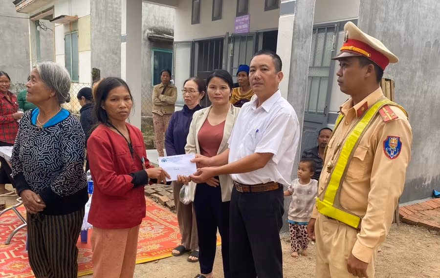Ban An toàn giao thông tỉnh Kon Tum động viên, hỗ trợ gia đình các nạn nhân.