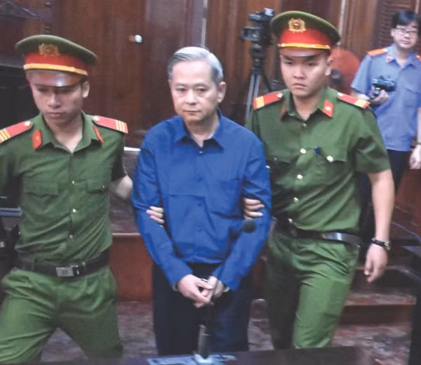 Bị cáo Nguyễn Hữu Tín được lực lượng an ninh áp giải vào phiên tòa. Ảnh: C.Chương