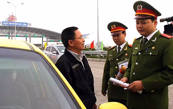 Việc đặt bình chữa cháy trong xe ô tô 4 chỗ được cho là không cần thiết