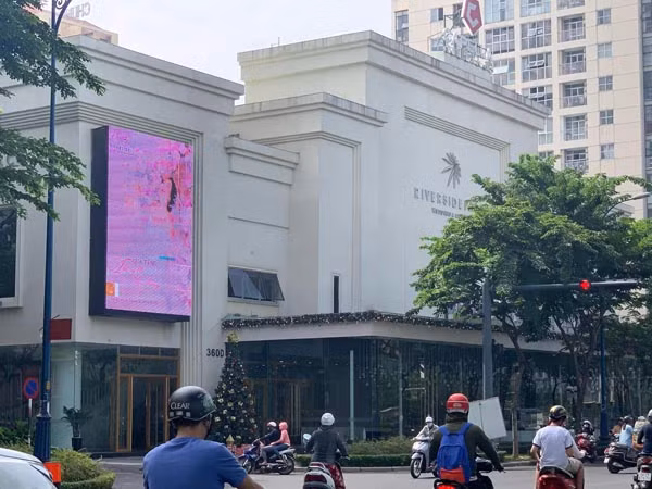 Mặt tiền của khu phức hợp trung tâm khách sạn - tiệc cưới Riverside-Palace có phần diện tích xây dựng sai phạm