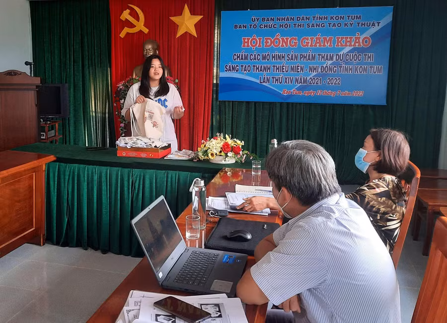 Em Nguyễn Trần Thục Quyên trình bày giới thiệu ứng dụng của bộ sản phẩm.