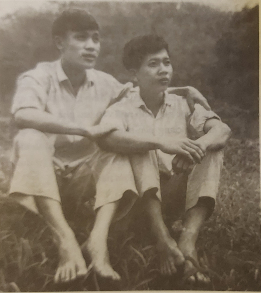 Nhà văn Nguyễn Huy Thiệp (phải) thời mới lên Sơn La dạy học. Ảnh tư liệu Nhà văn Nguyễn Huy Thiệp (phải) thời mới lên Sơn La dạy học. Ảnh tư liệu