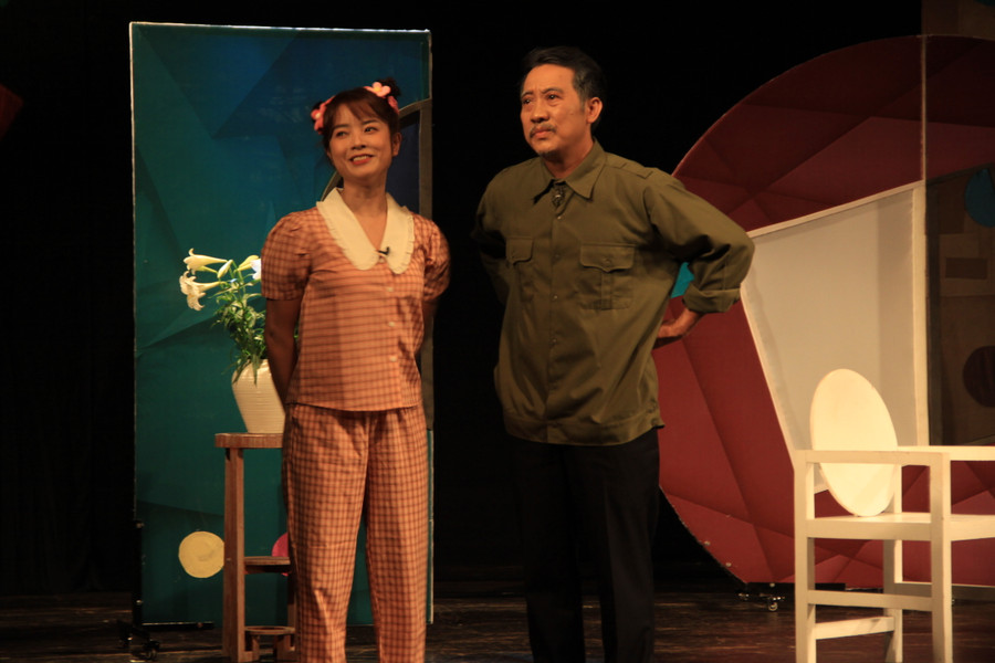 Một cảnh trong vở kịch 'Cầu vồng lục sắc'. Ảnh: Miên Thảo Một cảnh trong vở kịch 'Cầu vồng lục sắc'. Ảnh: Miên Thảo