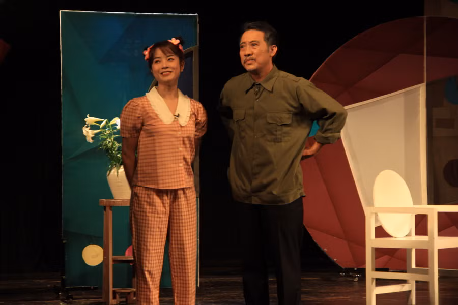 Một cảnh trong vở kịch 'Cầu vồng lục sắc'. Ảnh: Miên Thảo