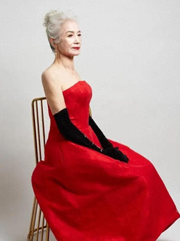 Vẻ đẹp ở tuổi 78 của bà Bai Jinqin khiến nhiều người ngưỡng mộ. Ảnh: Min.news Vẻ đẹp ở tuổi 78 của bà Bai Jinqin khiến nhiều người ngưỡng mộ. Ảnh: Min.news