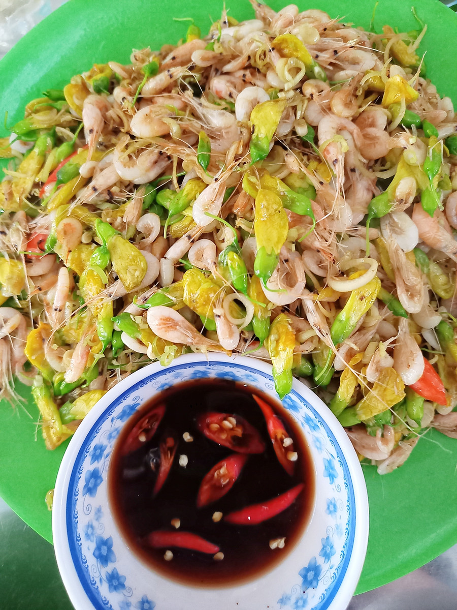 Đĩa tép rong xào bông điên điển. Ảnh: Nguyễn Hoàng Duy Đĩa tép rong xào bông điên điển. Ảnh: Nguyễn Hoàng Duy