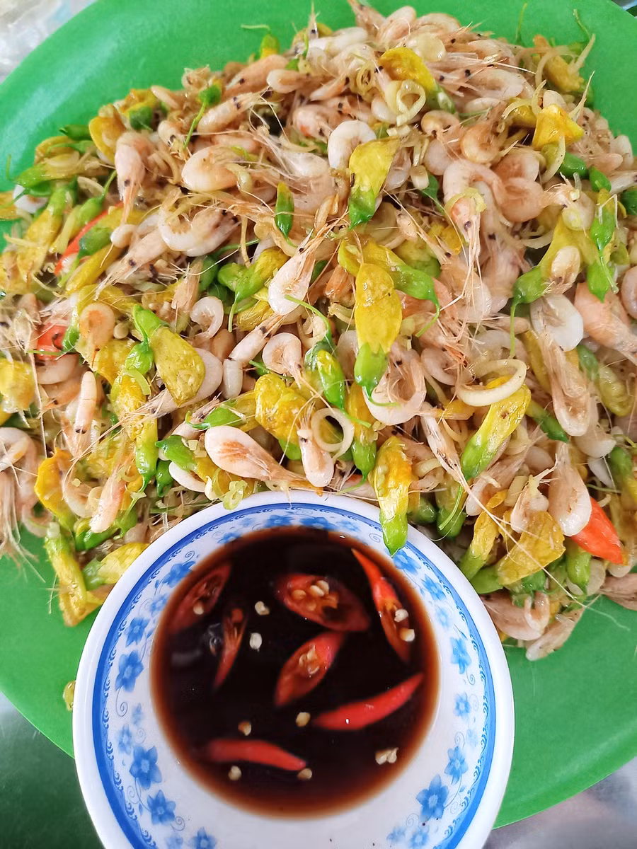Đĩa tép rong xào bông điên điển. Ảnh: Nguyễn Hoàng Duy