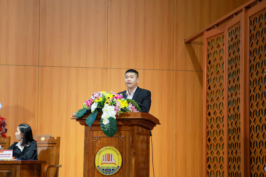 Đ/c Ngô Hữu Phúc - Phó Chủ tịch Hội Sinh viên Trường ĐH Luật báo cáo tổng kết, đánh giá hoạt động của Hội Sinh viên Trường ĐH Luật nhiệm kỳ 2020 - 2023. Đ/c Ngô Hữu Phúc - Phó Chủ tịch Hội Sinh viên Trường ĐH Luật báo cáo tổng kết, đánh giá hoạt động của Hội Sinh viên Trường ĐH Luật nhiệm kỳ 2020 - 2023.