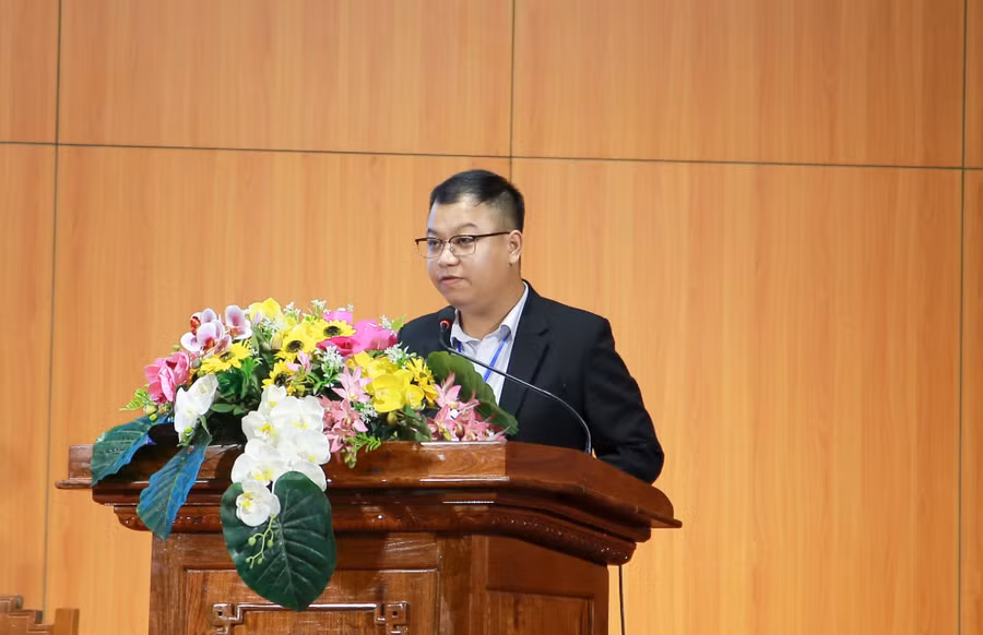 Đ/c Nguyễn Thanh Bình - Chủ tịch Hội Sinh viên Trường ĐH Luật báo cáo phương hướng, nhiệm vụ công tác hội và phong trào sinh viên Trường ĐH Luật nhiệm kỳ 2020 – 2023.