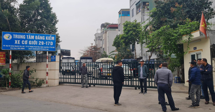 Người dân đang xếp hàng chờ đến lượt đăng kiểm được phóng viên ghi nhận vào sáng ngày 13/3 tại Trung tâm đăng kiểm 29-17D.