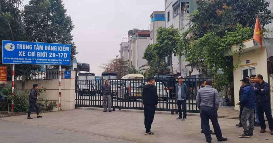 Người dân đang xếp hàng chờ đến lượt đăng kiểm được phóng viên ghi nhận vào sáng ngày 13/3 tại Trung tâm đăng kiểm 29-17D.