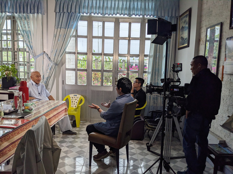 Ê-kíp Hãng phim Tài liệu và Khoa học Trung ương thực hiện một cảnh quay về bộ phim tài liệu &apos;Bác Hồ với Điện ảnh&apos;. Ảnh: Hãng phim Tài liệu và Khoa học Trung ương