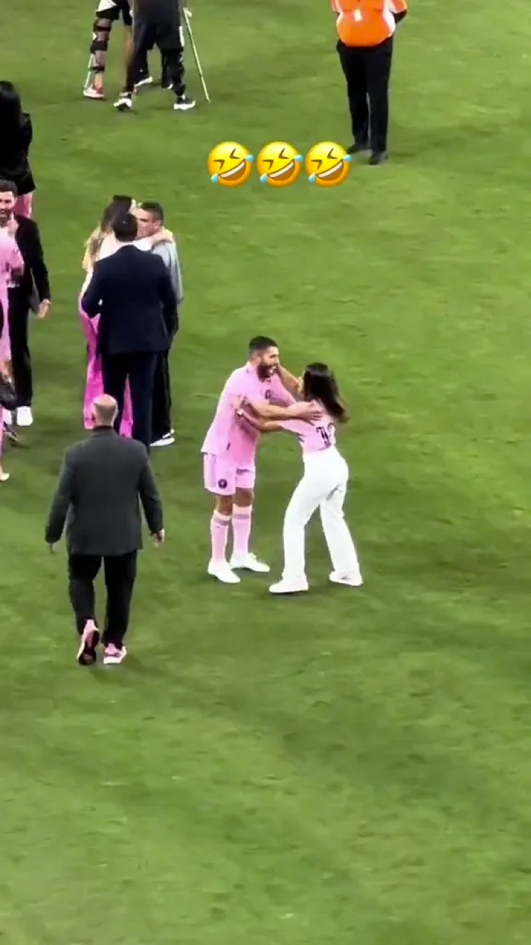 Nhận ra sự nhầm lần, Antonella đã phá lên cười. Nhận ra sự nhầm lần, Antonella đã phá lên cười.