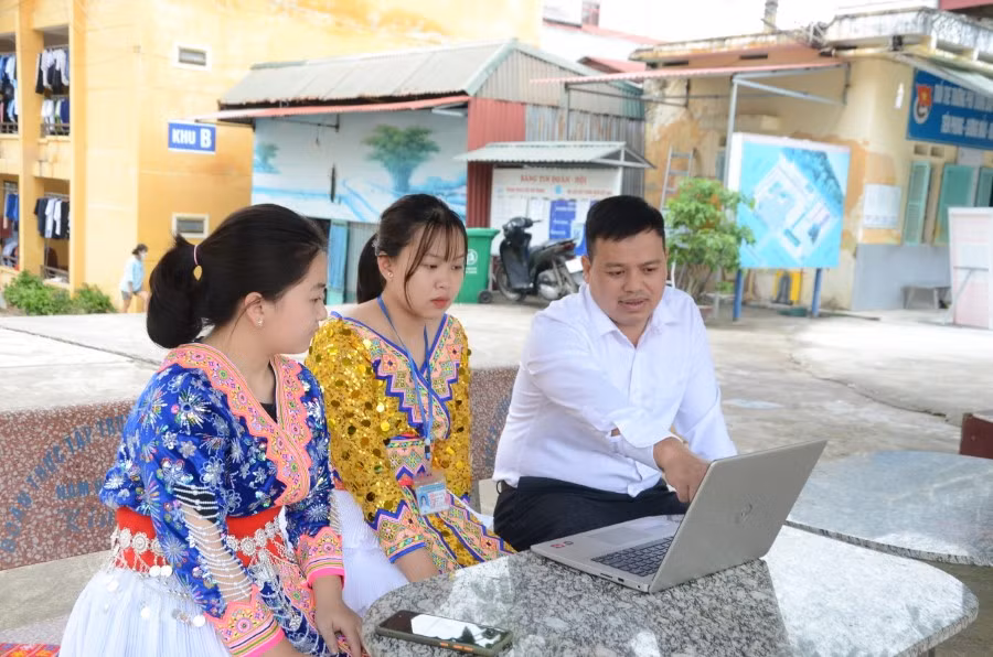 Thầy Lê Thành Long và nhóm học sinh trao đổi kế hoạch xây dựng Website.