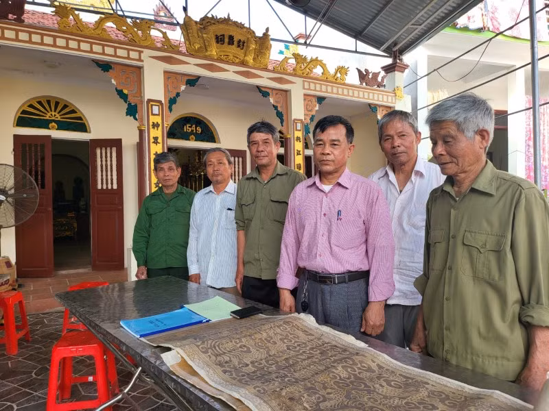 Đại diện dòng họ Nguyễn Hữu xã Ba Đình giới thiệu về sắc phong lưu giữ tại nhà thờ.