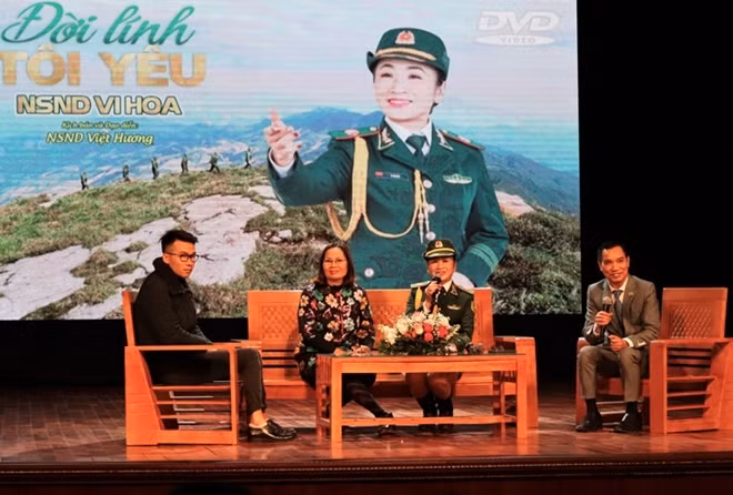 NSND Vi Hoa, NSND Việt Hương và nhà quay phim Hải Ninh tại buổi ra mắt MV 'Đời lính tôi yêu'.