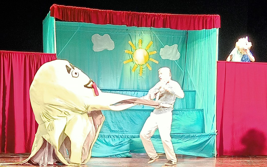 Sân khấu biểu diễn ở đường phố của đoàn Ba Lan trong vở diễn 'Câu chuyện biển cả' (Sea Stories) dựng trên sân khấu hộp của Liên hoan quốc tế sân khấu thử nghiệm lần thứ V - 2022. Ảnh: HTD. Sân khấu biểu diễn ở đường phố của đoàn Ba Lan trong vở diễn 'Câu chuyện biển cả' (Sea Stories) dựng trên sân khấu hộp của Liên hoan quốc tế sân khấu thử nghiệm lần thứ V - 2022. Ảnh: HTD.