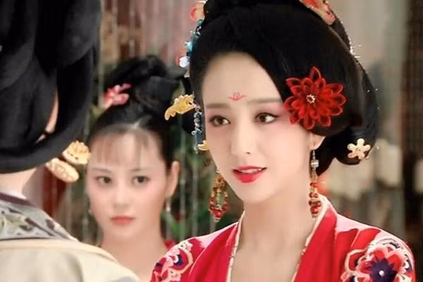 hoang hau xuat than ky nu dep khuynh quoc khuynh thanh la ai? hinh anh 2