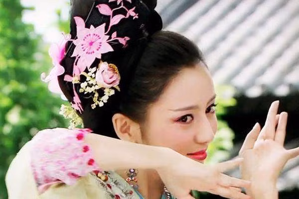 Hoàng hậu xuất thân kỹ nữ đẹp khuynh quốc khuynh thành là ai?