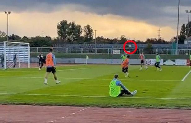 Tiền đạo của Liverpool sau đó đã tung ra cú sút chệch hẳn khung thành.