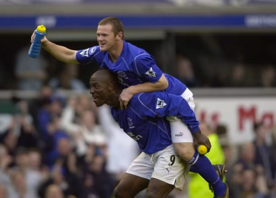 Rooney ăn mừng bàn thắng tuyệt đẹp vào lưới Arsenal năm 2002. Rooney ăn mừng bàn thắng tuyệt đẹp vào lưới Arsenal năm 2002.