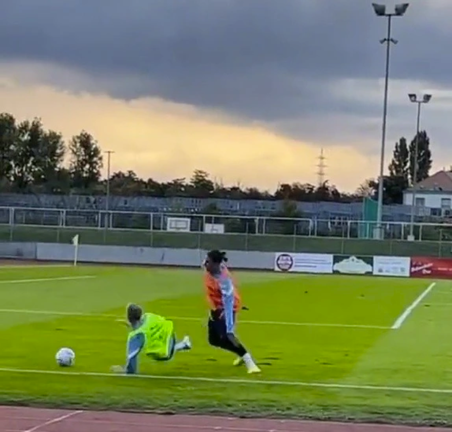 Darwin Nunez đốn ngã một đồng đội trong buổi tập của Uruguay.