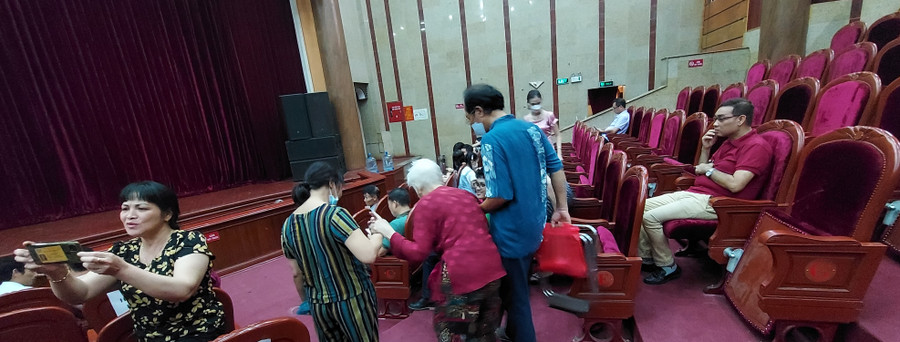 Vắng khán giả trẻ đến rạp xem nghệ thuật truyền thống. Ảnh: Bình Thanh. Vắng khán giả trẻ đến rạp xem nghệ thuật truyền thống. Ảnh: Bình Thanh.