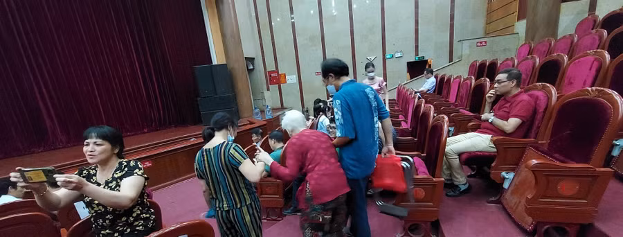 Vắng khán giả trẻ đến rạp xem nghệ thuật truyền thống. Ảnh: Bình Thanh.