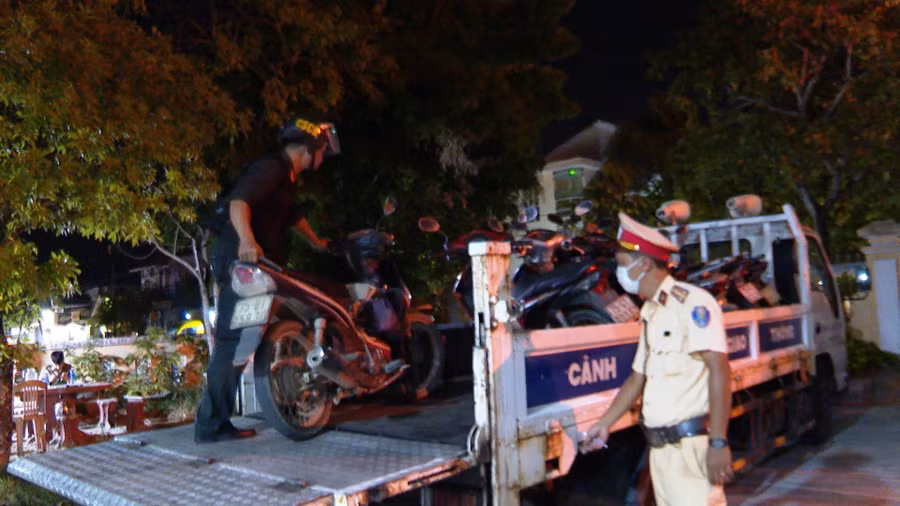 Tạm giữ các phương tiện vi phạm. (Ảnh: CACC)