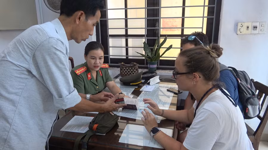 Công an TP Huế làm thủ tục trao trả lại túi xách cùng nhiều tài sản quan trọng cho bà Della Pina Michela, quốc tịch Ý. (Ảnh: CACC)