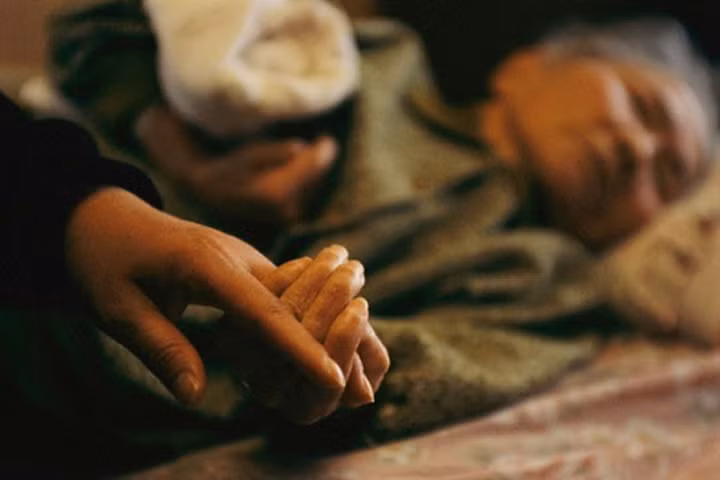 Ngày ly hôn, mẹ chồng khóc rồi ấn chặt vào tay con dâu 2 chỉ vàng