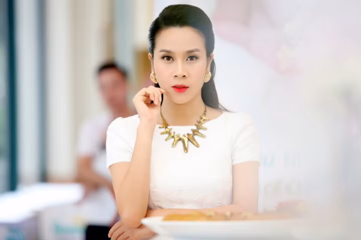 Lưu Hương Giang tái xuất quyến rũ sau 2 tháng sinh con