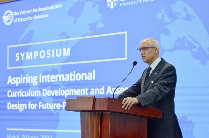 Ông BenSchmidt – Giám Đốc Hội Đồng Khảo Thí và Giáo Dục Quốc Tế Đại học Cambridge, Khu Vực Châu Á – Thái Bình Dương phát biểu tại Hội thảo. Ông BenSchmidt – Giám Đốc Hội Đồng Khảo Thí và Giáo Dục Quốc Tế Đại học Cambridge, Khu Vực Châu Á – Thái Bình Dương phát biểu tại Hội thảo.