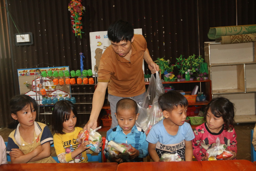 Giáo viên vùng cao mong muốn sớm ban hành Luật Nhà giáo. Giáo viên vùng cao mong muốn sớm ban hành Luật Nhà giáo.
