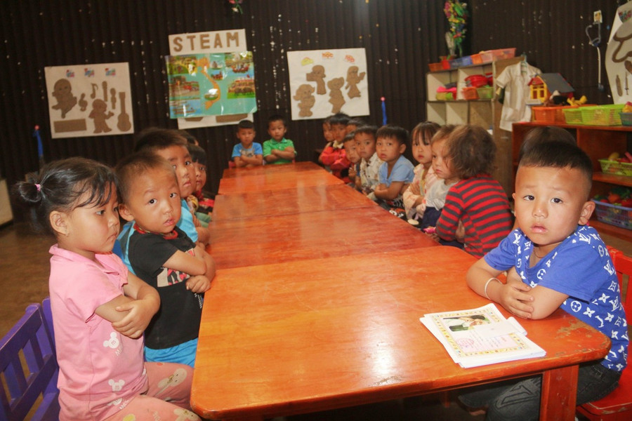 Các em học sinh ngoan ngoãn và rất yêu quý thầy Hải.