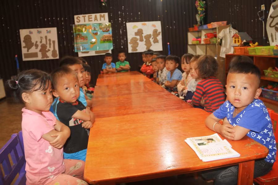 Các em học sinh ngoan ngoãn và rất yêu quý thầy Hải.