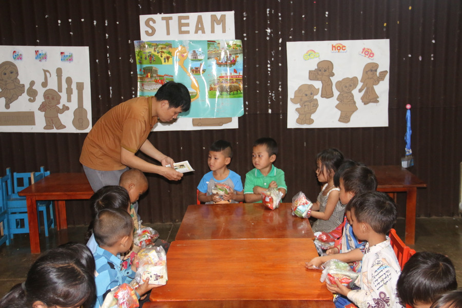 Trao quà cho học sinh.