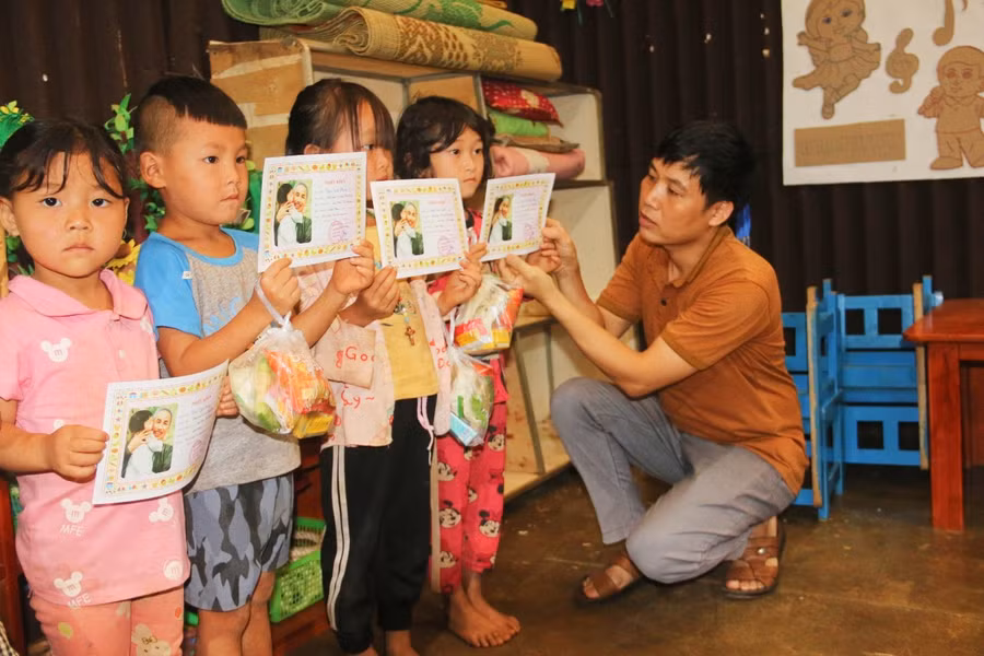 Thầy Hải trao chứng nhận cháu ngoan Bác Hồ cho học sinh.