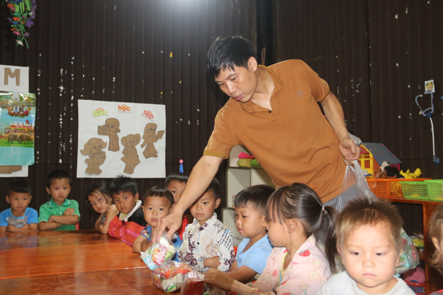 Thầy Hải thường hay bỏ tiền riêng của mình để mua bánh, kẹo cho trẻ nhỏ.