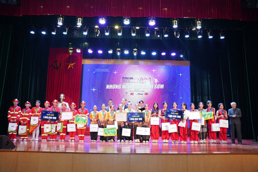 Thí sinh nhận giải tại chương trình