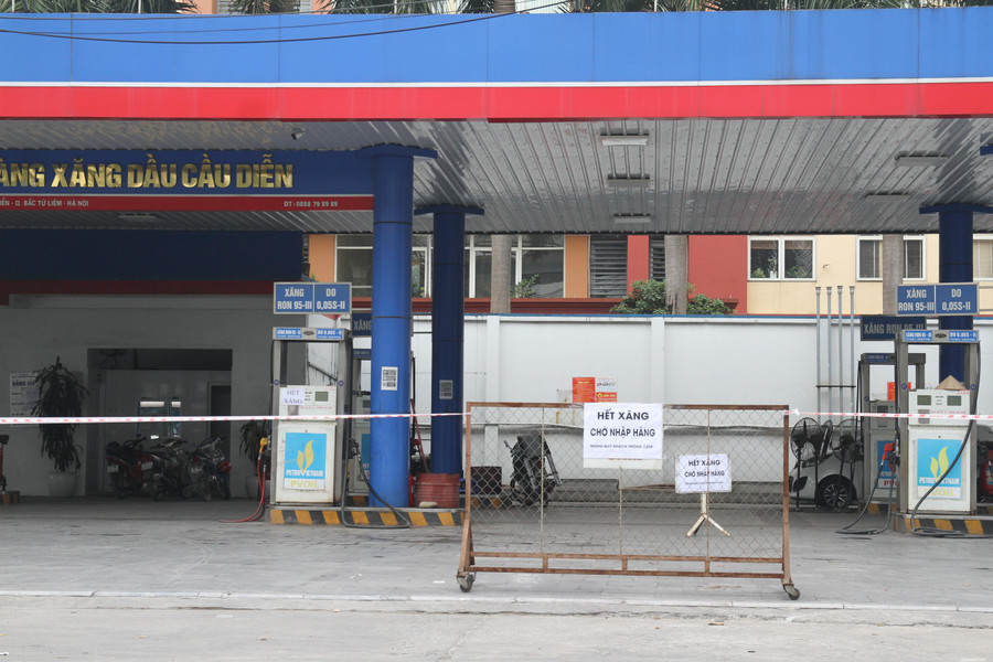 Cửa hàng xăng dầu Cầu Diễn (địa chỉ tại số 32 đường Cầu Diễn, phường Phú Diễn, Bắc Từ Liêm, Hà Nội) treo biển “hết xăng, còn dầu” đêm ngày 9/11. Cửa hàng xăng dầu Cầu Diễn (địa chỉ tại số 32 đường Cầu Diễn, phường Phú Diễn, Bắc Từ Liêm, Hà Nội) treo biển “hết xăng, còn dầu” đêm ngày 9/11.