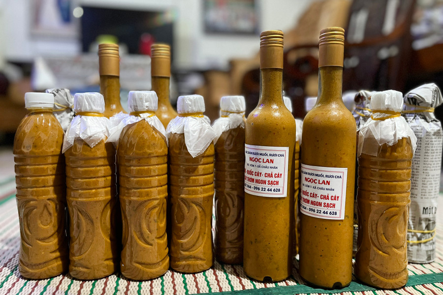 Ruốc thành phẩm được đóng thành chai, bán với giá 1 triệu đồng/lít.
